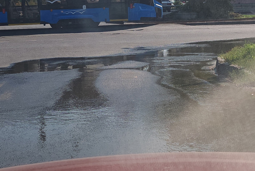 Саратовец пожаловался на забытую коммунальщиками аварию