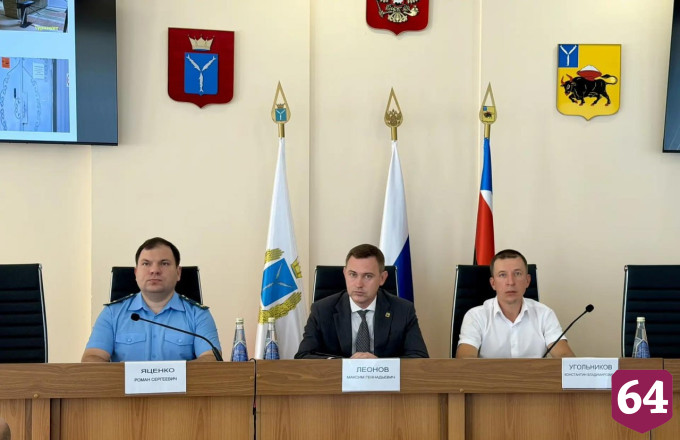 Места проведения праздников в Энгельсе обследуют кинологи с собаками