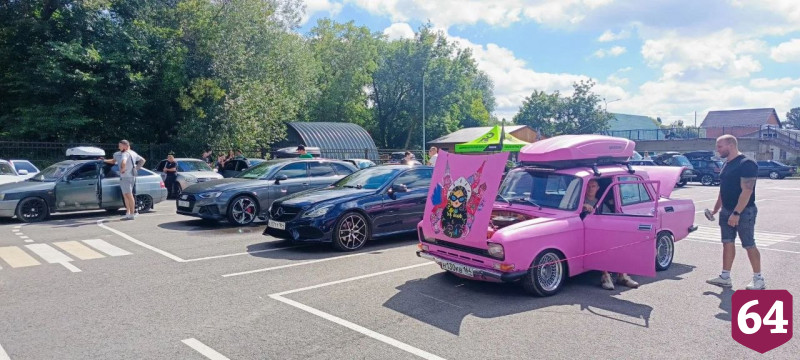 В саратовском чемпионате по автозвуку участвовал розовый «Москвич» с матрешками